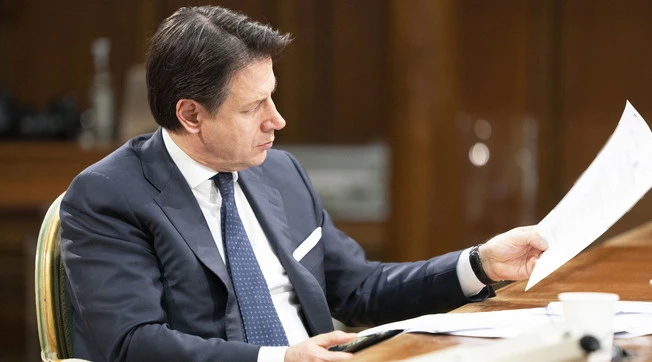 Giuseppe Conte e il coronavirus: in malattia chi sta bene e mutande vietate, tutte le idiozie del premier