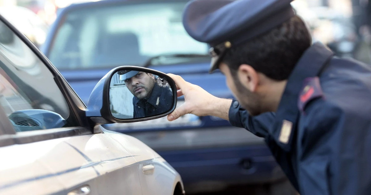Milano, presi i truffatori seriali dello specchietto: raffica di vittime in zona Cenisio