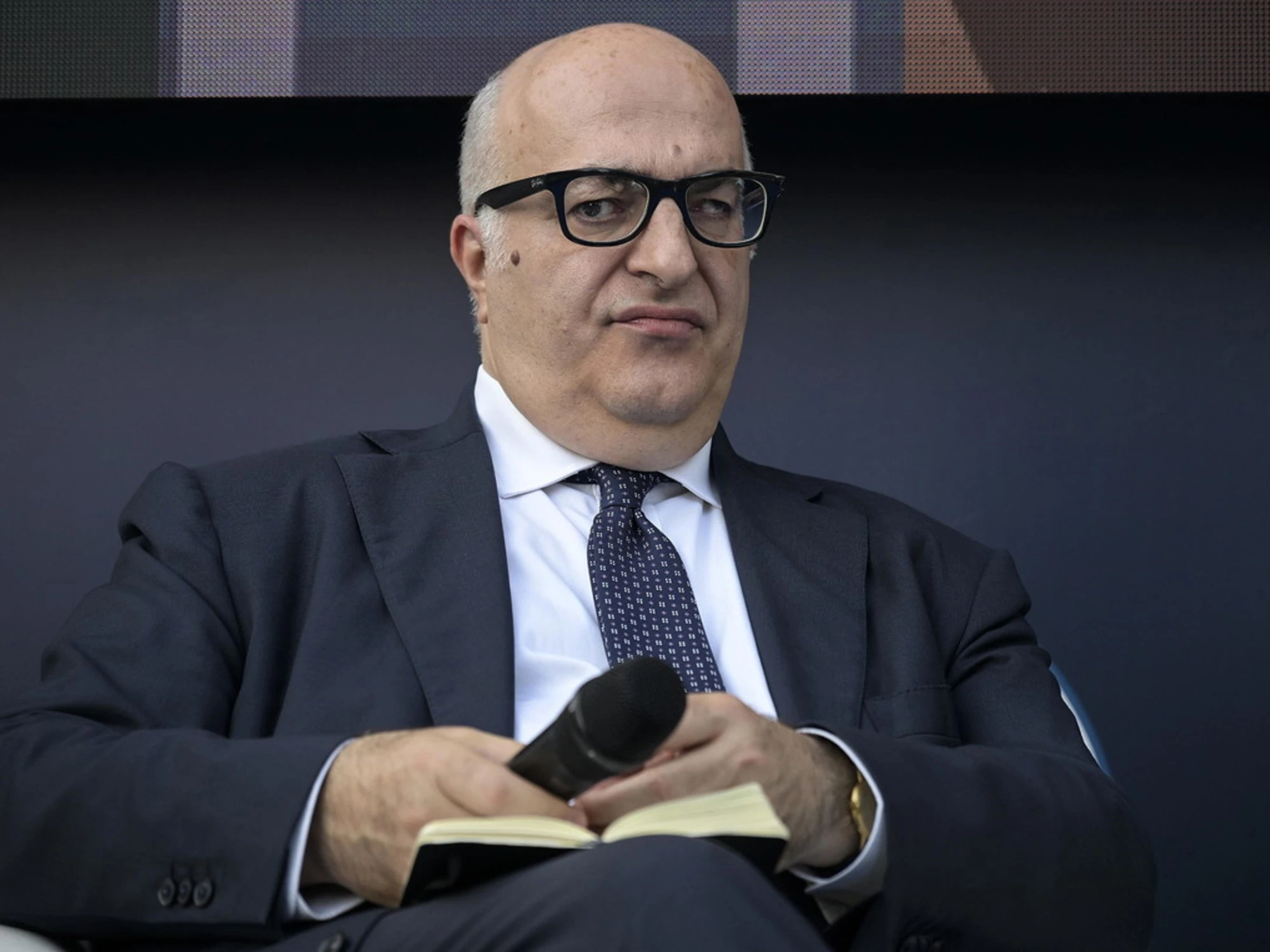 Mario Sechi sotto tutela per le minacce degli anarchici, la solidarietà del mondo politico: "Non si farà intimidire"