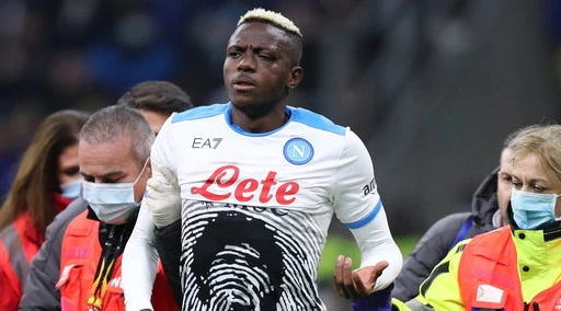 Victor Osimhen ancora in ritardo? Il Napoli lo copre, i compagni lo smascherano: un caso in spogliatoio