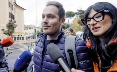 https://media.liberoquotidiano.it/qZxqVMXHX_RmG2_y0BS4dMaBZ9ApSr4BGpUJ42iM1KU/width:800/quality:90/aW1hZ2VzLzIwMjYvMDUvMDgvMTAxMjI5Njk3LTZkMDQzMGJmLWYyYzAtNDkzMC1iNTAxLTMxMWVkNDQ2ZWY3Ny5qcGc.webp