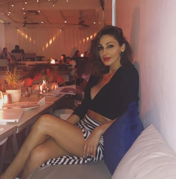 Anna Tatangelo accavalla le gambe e saltano le coronarie: una foto davvero spinta
