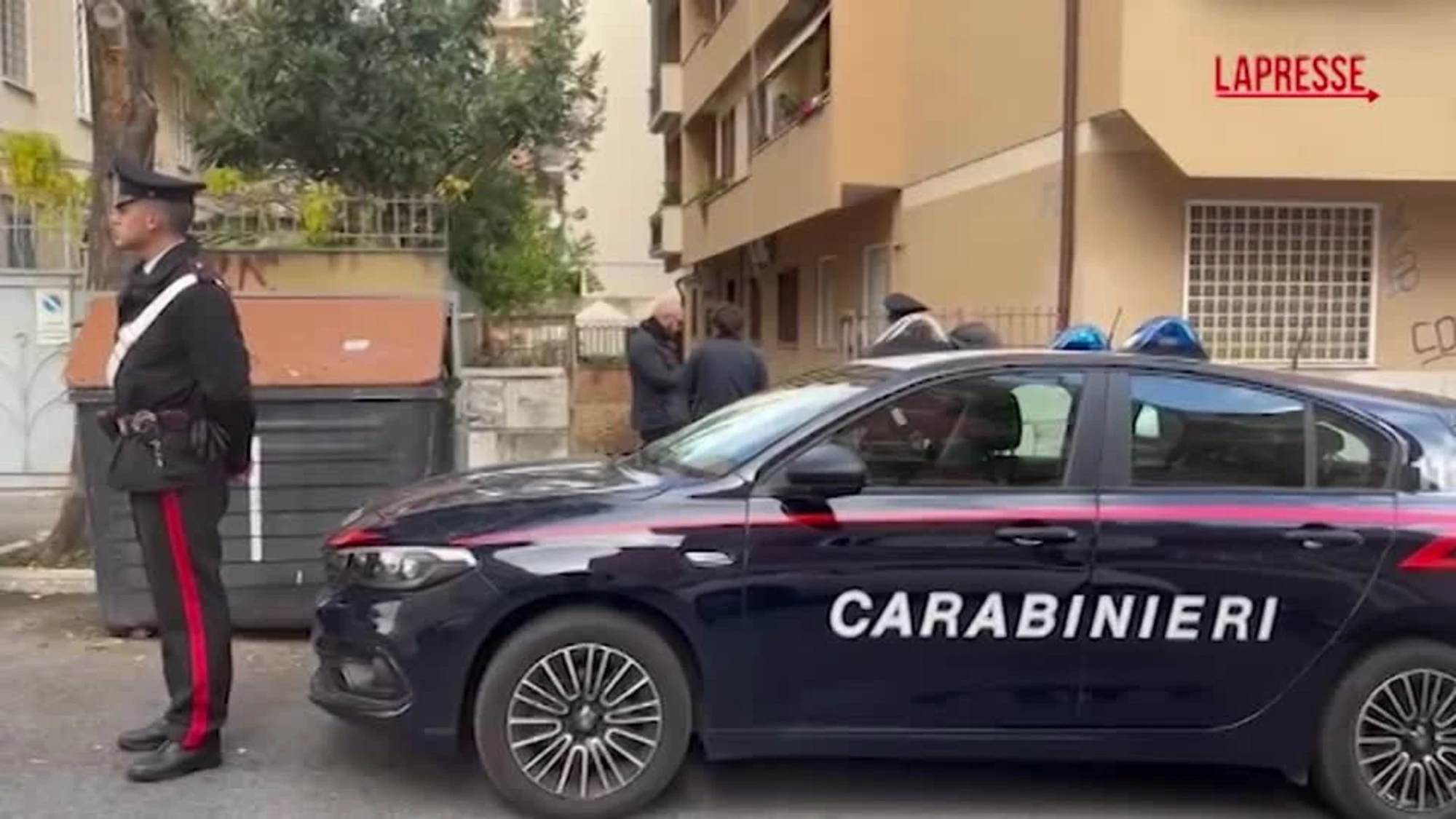Roma, 27enne muore cadendo da B&B: i carabinieri sul luogo dell'omicidio a Monteverde
