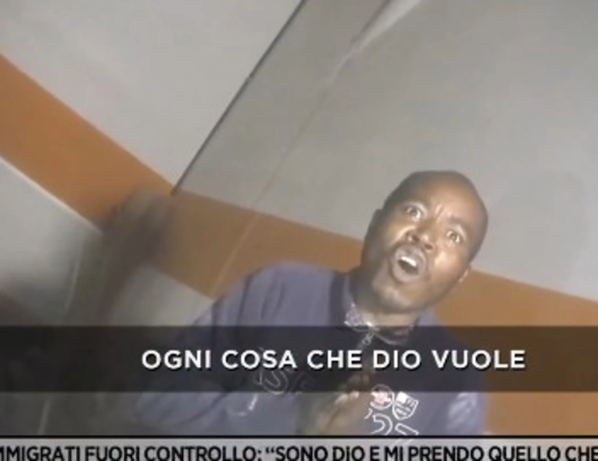 Fuori dal Coro, l'immigrato terrore di Siracusa: "Il mio nome è Dio, ti faccio male"