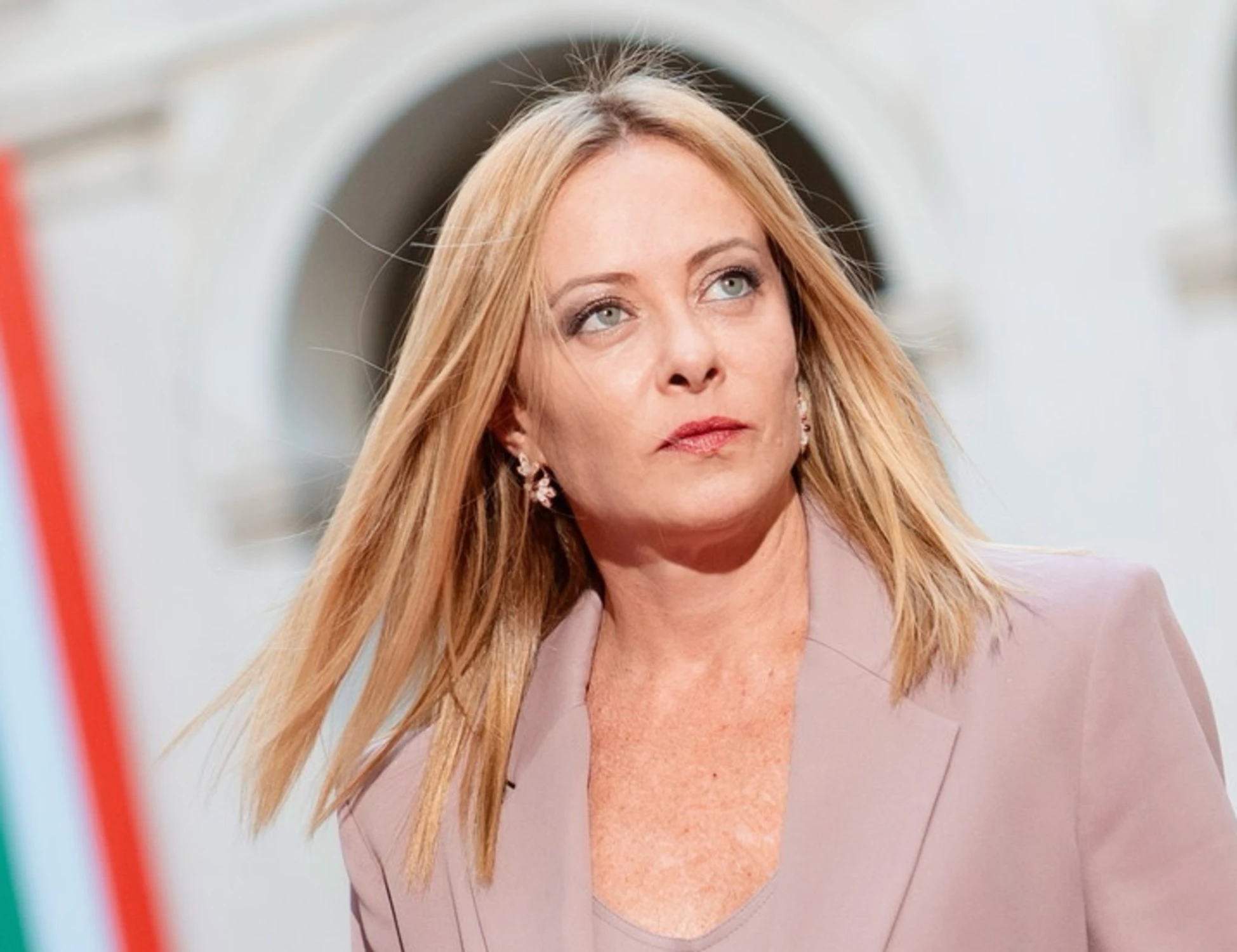 Giorgia Meloni, la replica dopo la menzogna: "Volo di Stato? No, regalo a mia figlia". E Querela