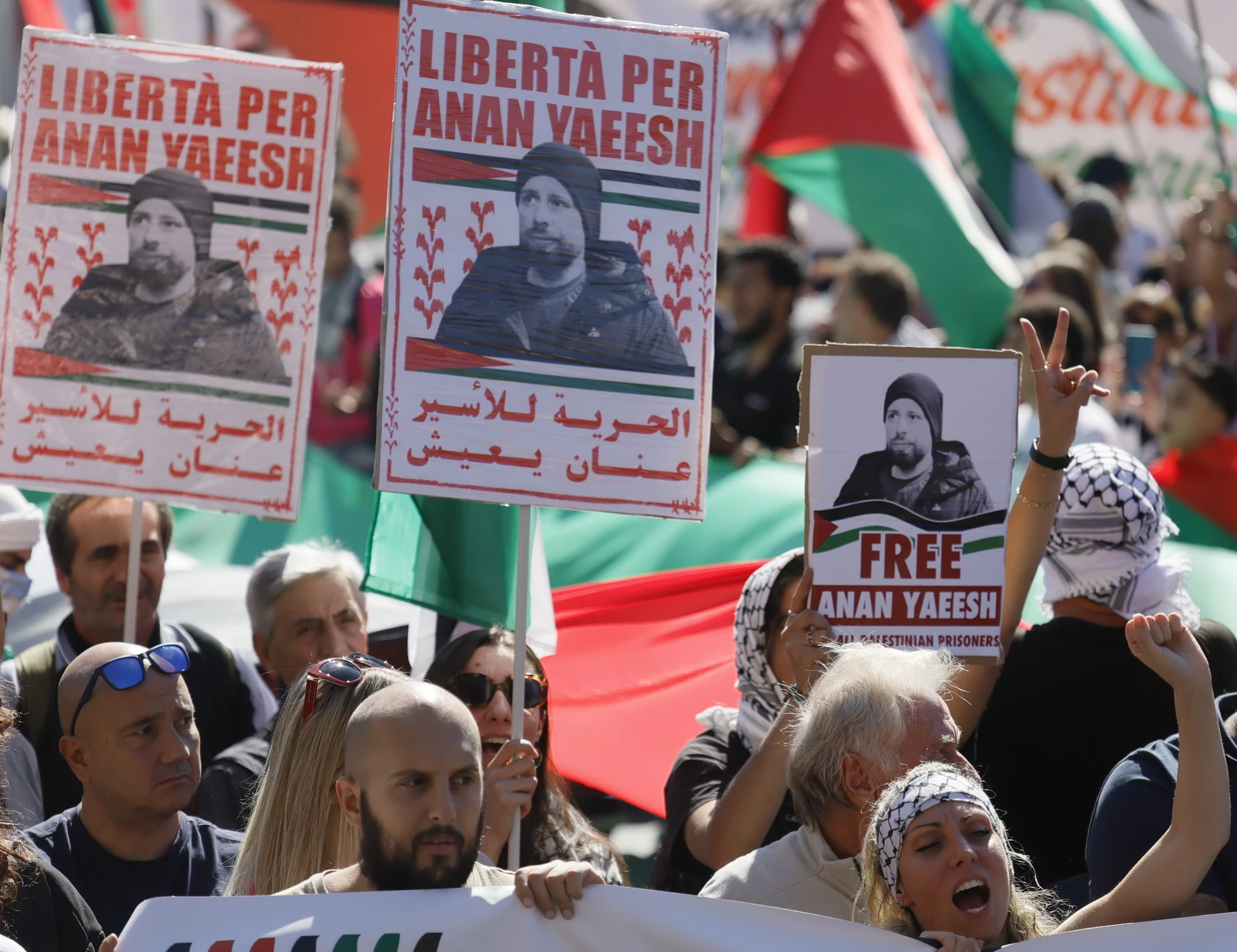 Pro-Pal, altro che pacifisti: sui pullman sequestrate maschere antigas e mazze di legno