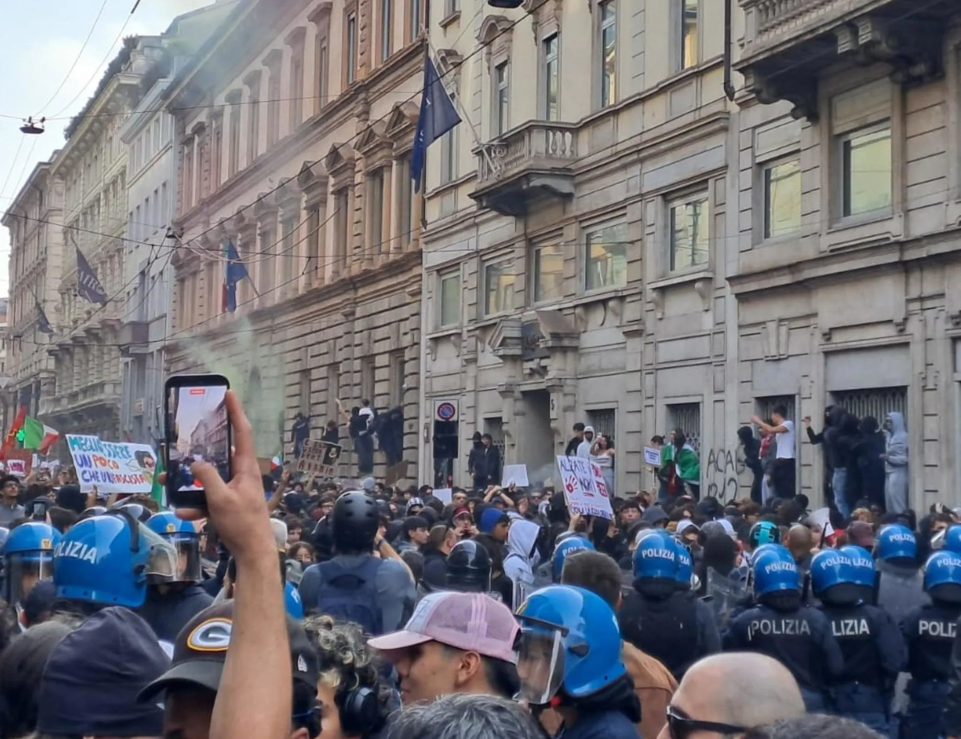 Sassi contro la polizia, evacuata piazza Duomo