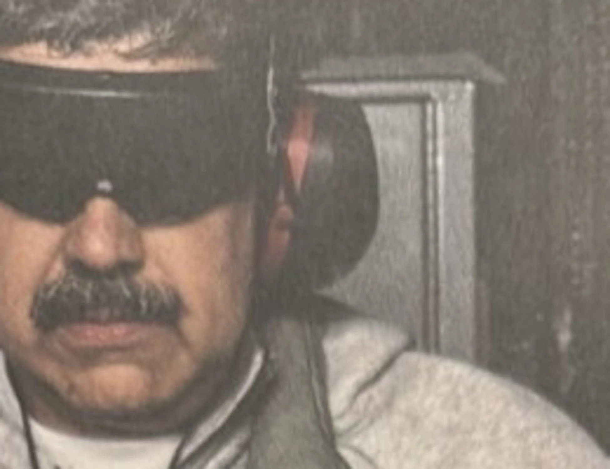 Maduro, occhiali e manette: ecco la prima foto dopo la cattura