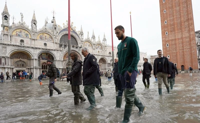 AZZURRI A PIAZZA SAN MARCO "VENEZIA SI RIALZERÀ"