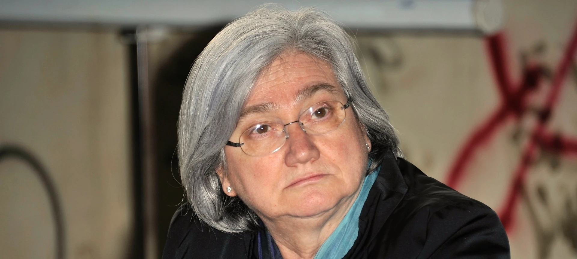 Rosy Bindi in cappottone di lana nero (nonostante le temperature estive)