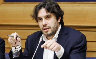 FdI contro Silvestri, la lettera: "Punizione esemplare contro il macho di quart'ordine"
