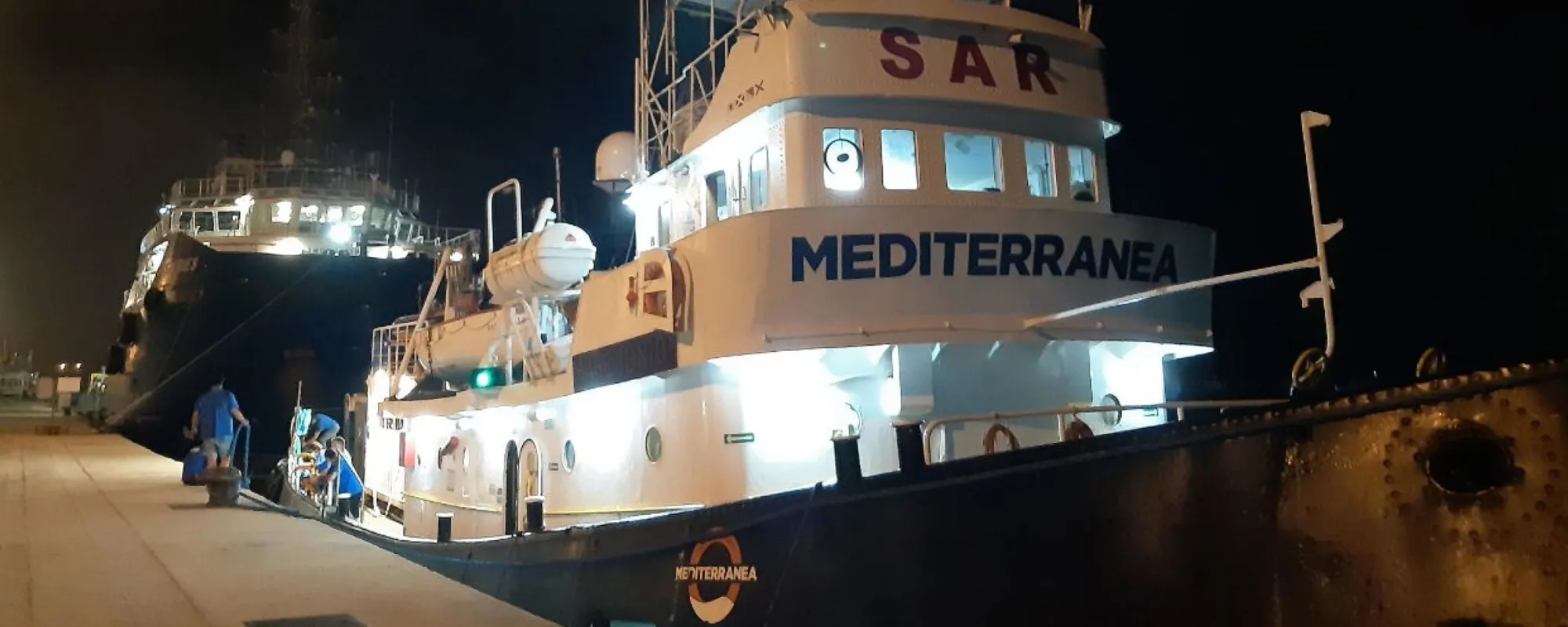 L'ong sfida l'Italia con due navi. La scoperta: chi c'è a bordo