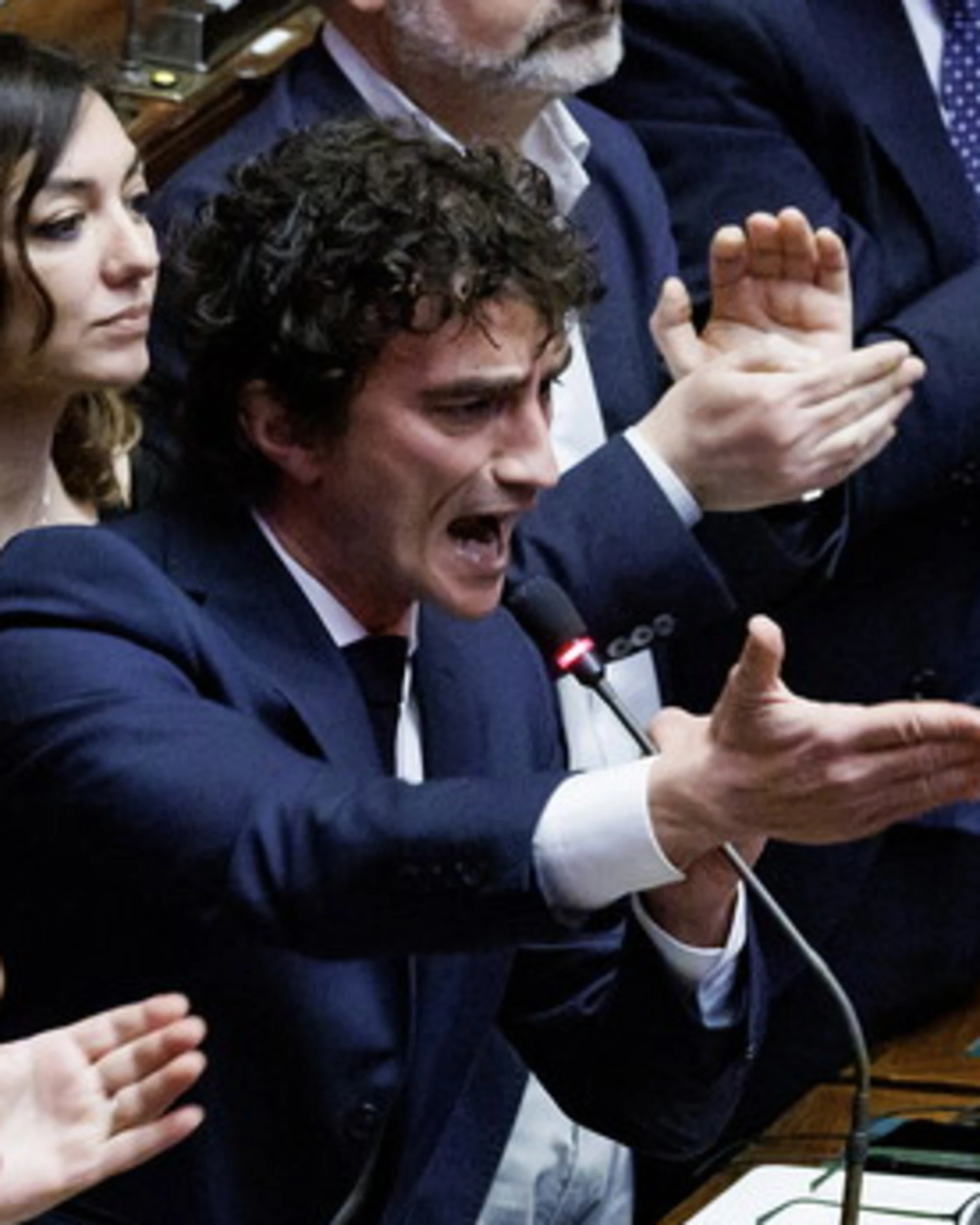 Bignami zittisce la sinistra in aula: "Meloni non farà come D'Alema"