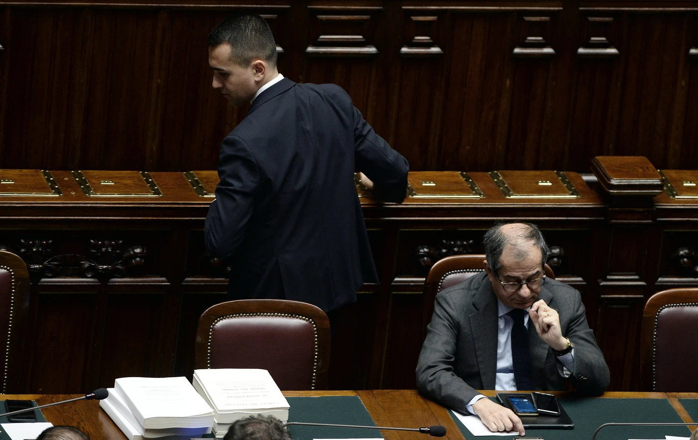 Luigi Di Maio fregato da Tria. Piano perfetto al Ministero: come faranno saltare in aria il M5s