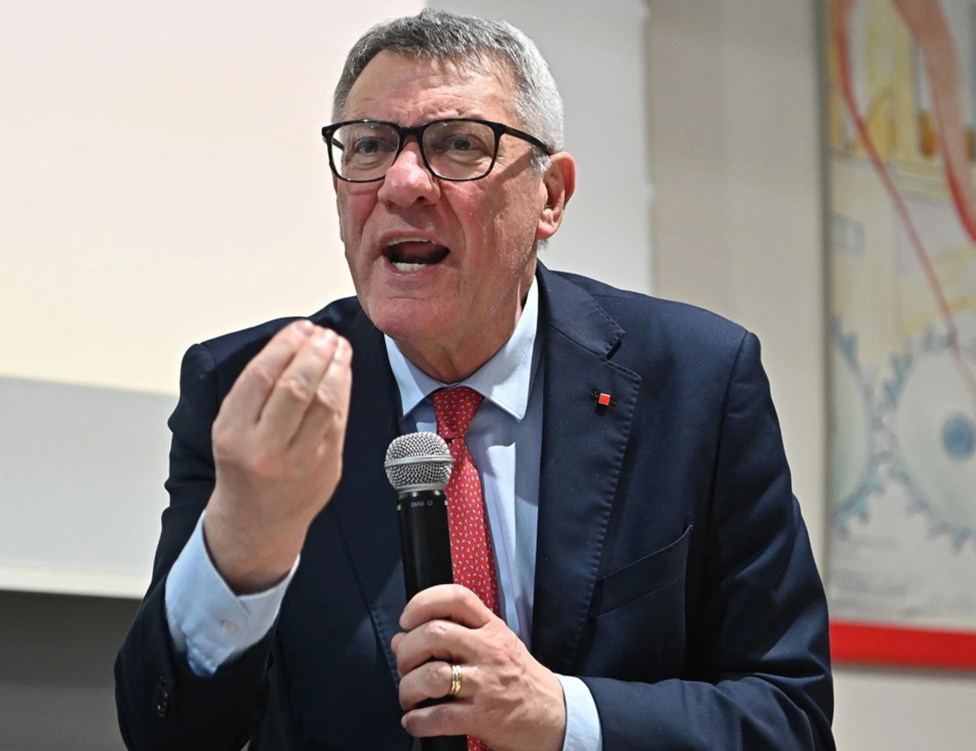 Maurizio Landini-choc: "Per il governo la donna stuprata si deve giustificare"