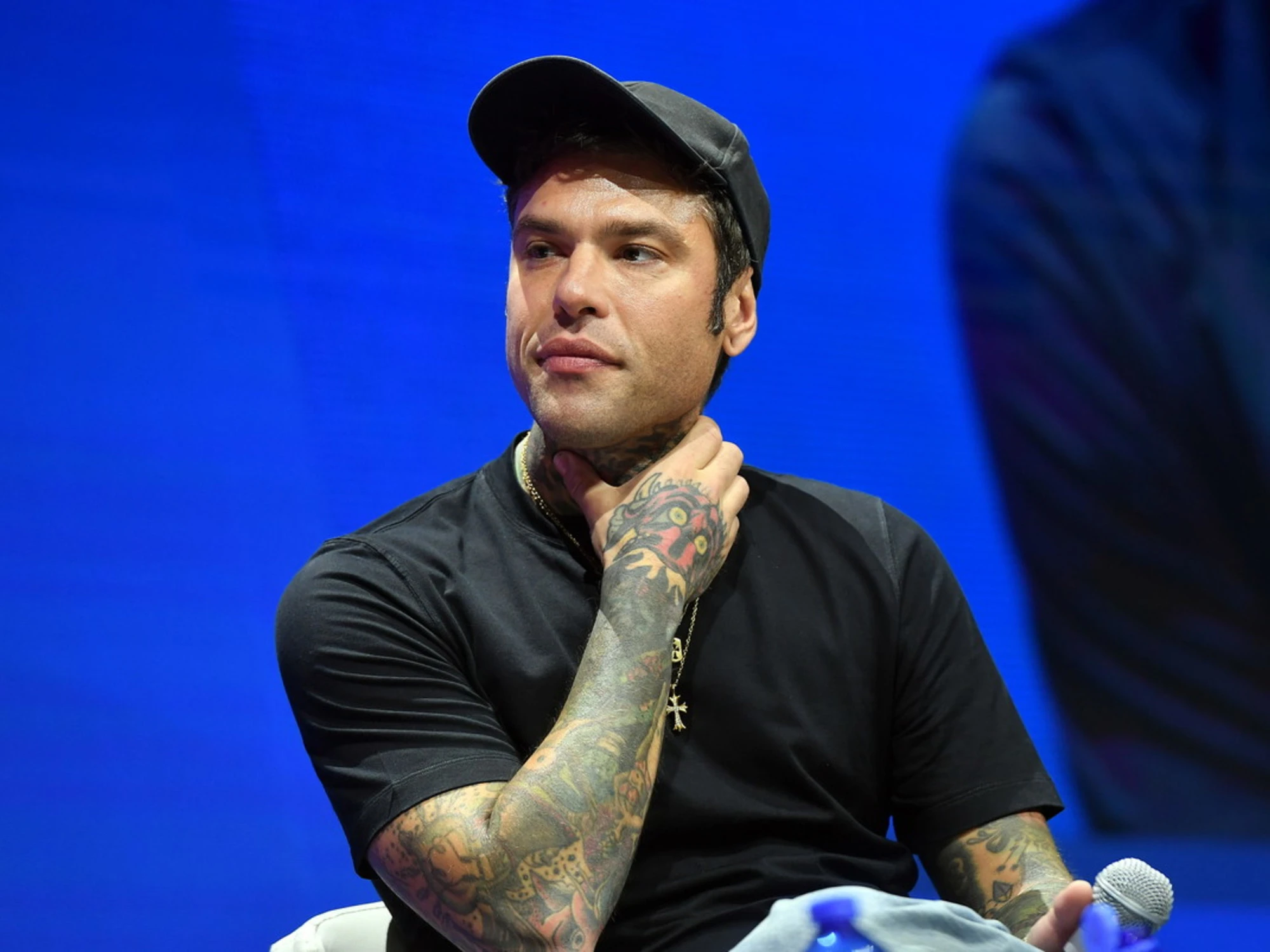 Fedez, cresce l'ansia: "Resta ricoverato", cosa trapela dal Fatebenefratelli
