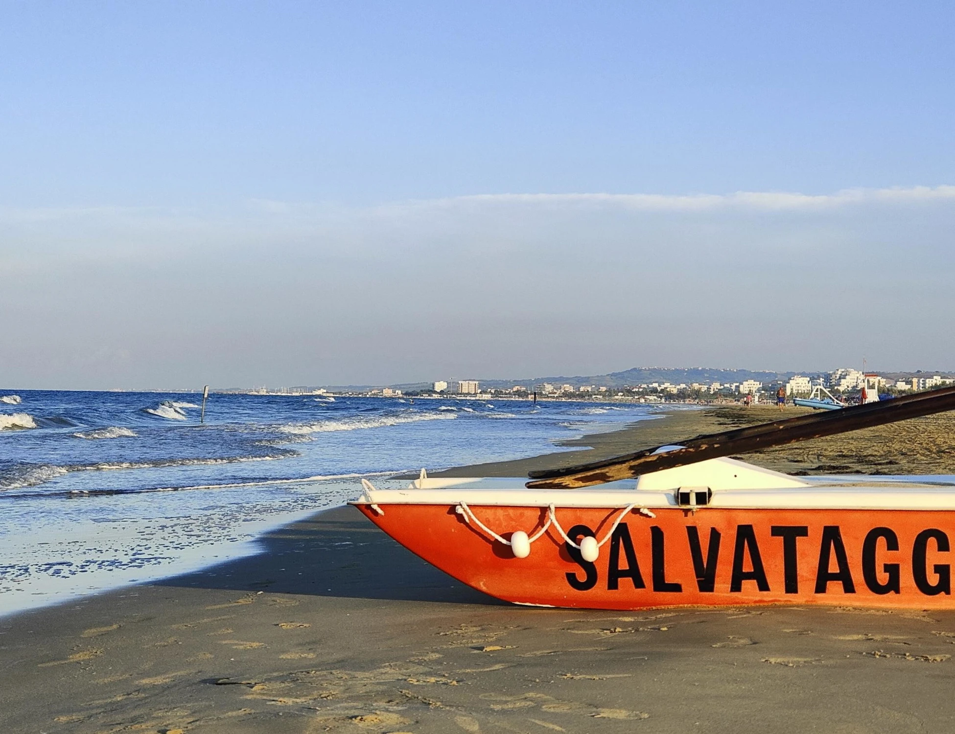 Andora, il bagnino si tuffa per salvare una coppia in mare: finisce in tragedia