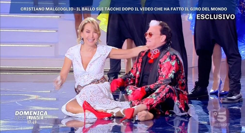 Domenica Live, caduta in diretta per Barbara D'Urso e Cristiano Malgioglio: "Le scarpe sono troppo larghe"