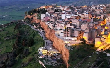 Niscemi, la frana è colpa del governo che non combatte il buco dell'ozono