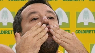 Salvini nel mirino per minare il governo: Sallusti, il piano di Repubblica