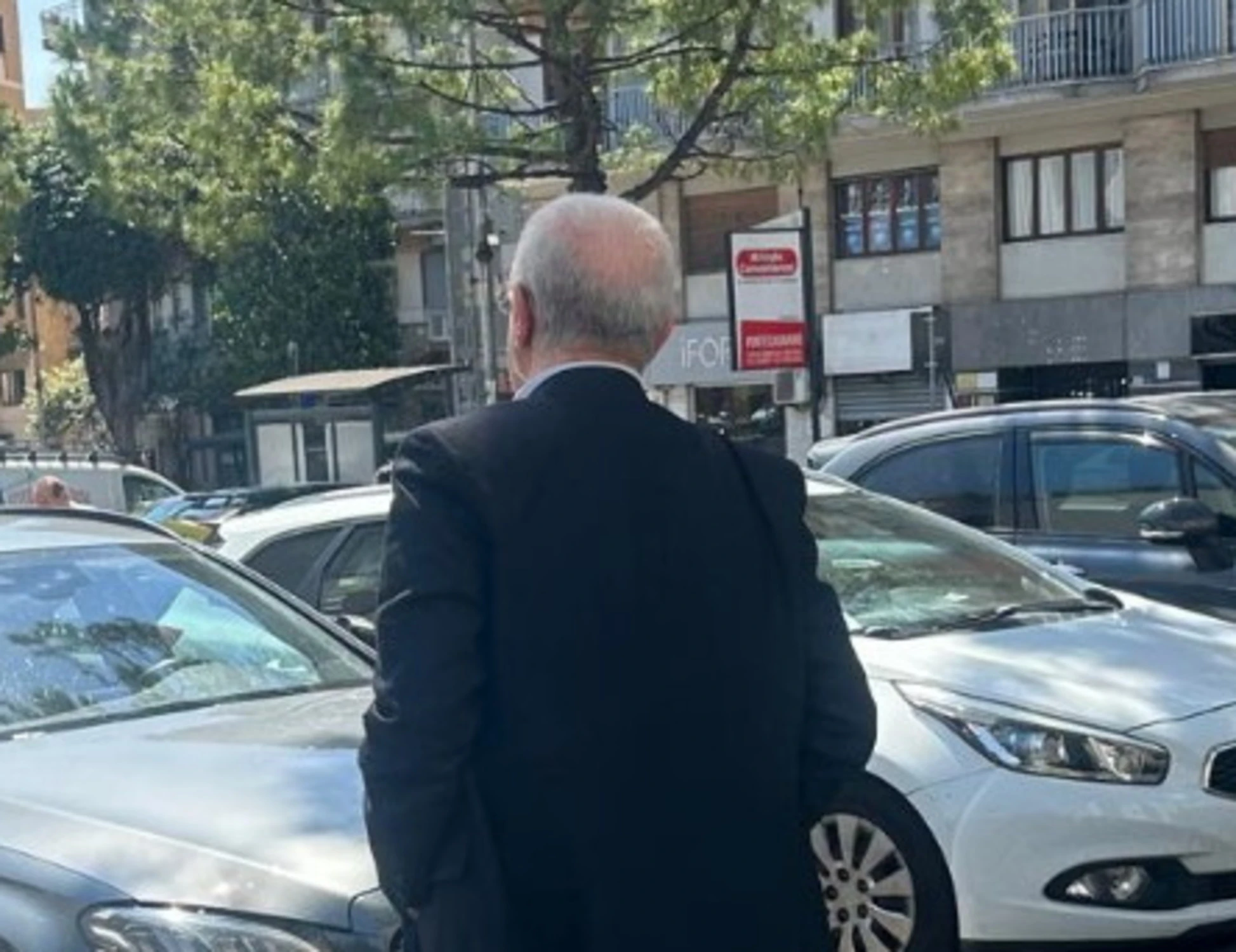 Vincenzo De Luca caccia il parcheggiatore abusivo ancor prima dell'insediamento