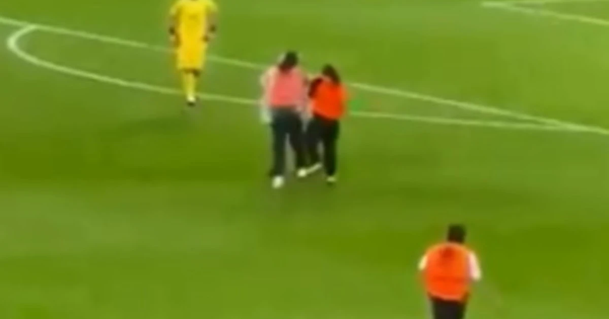 Euro 2020, ecco il video dell'invasione di campo censurata: il torero ne stende 5, caos a Wembley