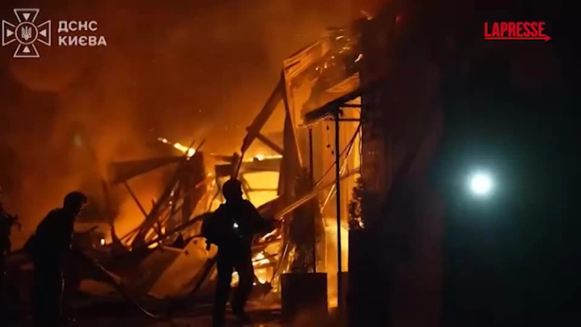 Ucraina, droni su Kiev: i vigili alle prese con l'incendio di un'officina