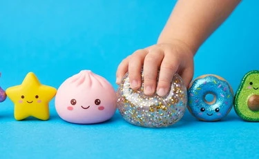 Bambino di 8 anni ustionato al viso da uno "squishy"