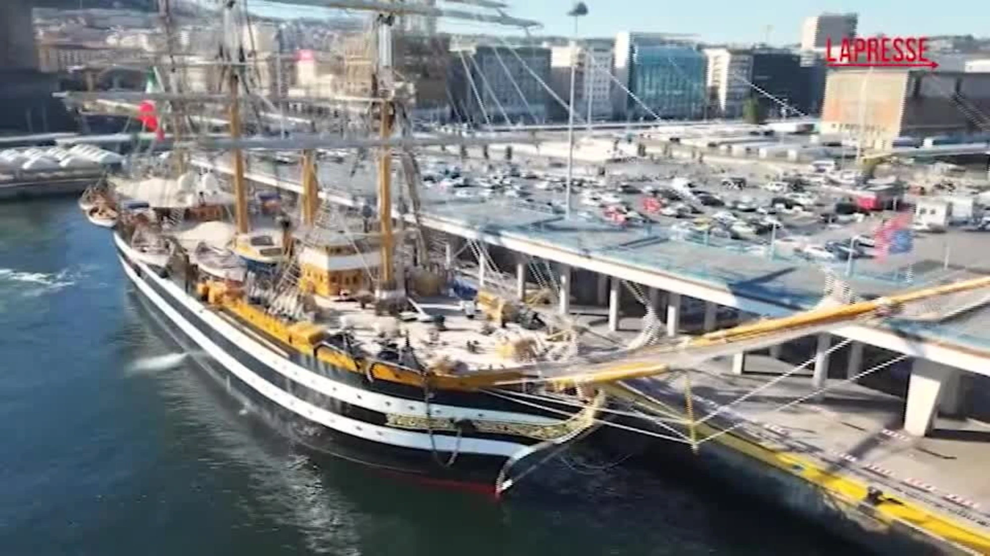 Nave Amerigo Vespucci a Napoli, a bordo sale il trofeo dell'America's Cup
