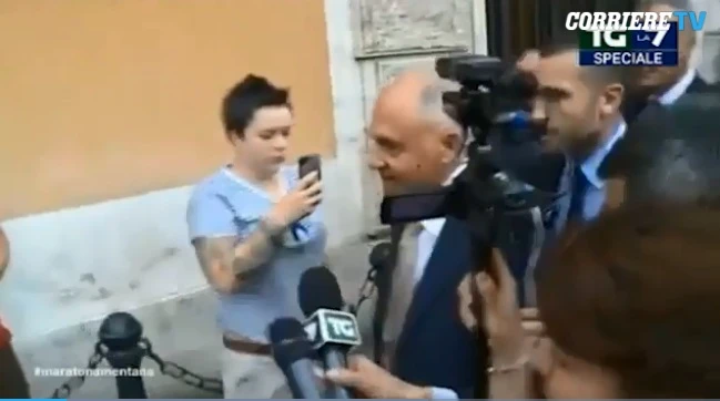 Enrico Mentana sbrocca con Paolo Savona. Il ministro ignora Paolo Celata? "Allora anche noi..."