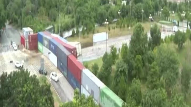 Pakistan, container in strada contro la marcia dei sostenitori di Khan