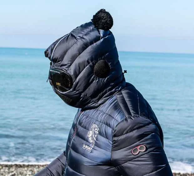 Grillo-black bloc: incappucciato in spiaggia