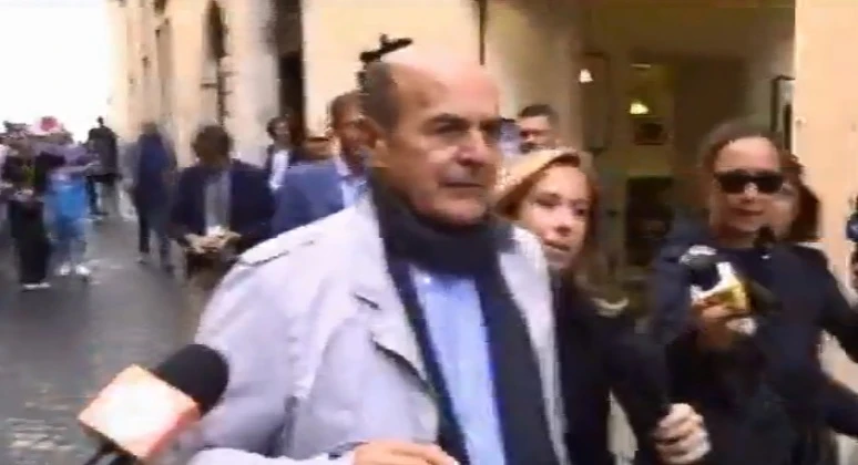 Pierluigi Bersani fugge dai giornalisti de L'aria che tira, Tonino Di Pietro lo sfotte: "Poverino, per lui..."