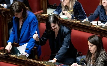 Elly Schlein, "FdI in gita in Albania" e "con la clava": fango su Meloni