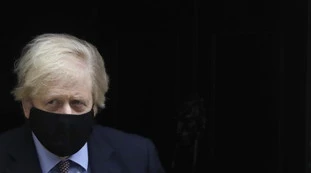 Vaccino, Boris Johnson contro Mario Draghi per il blocco AstraZeneca: "A rischio la lotta al coronavirus"