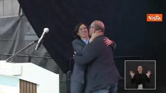 "Elly, Elly", Schlein accolta da applausi e cori sul palco della festa dell'Unità a Reggio Emilia