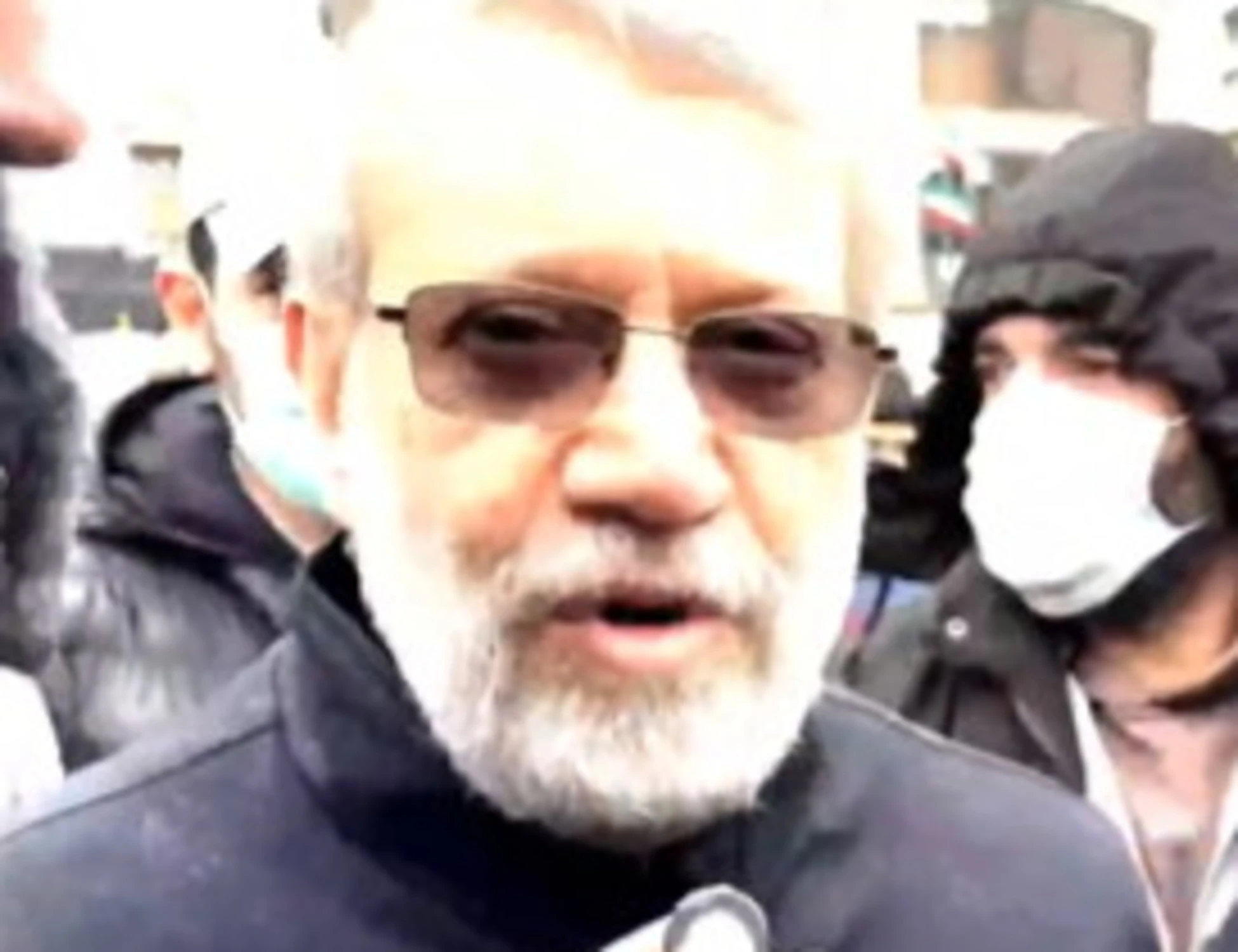 Iran, la diretta della guerra nel Golfo. Hegseth: "Leader sotto terra come topi". Missili su Teheran, in piazza c'era Larijani