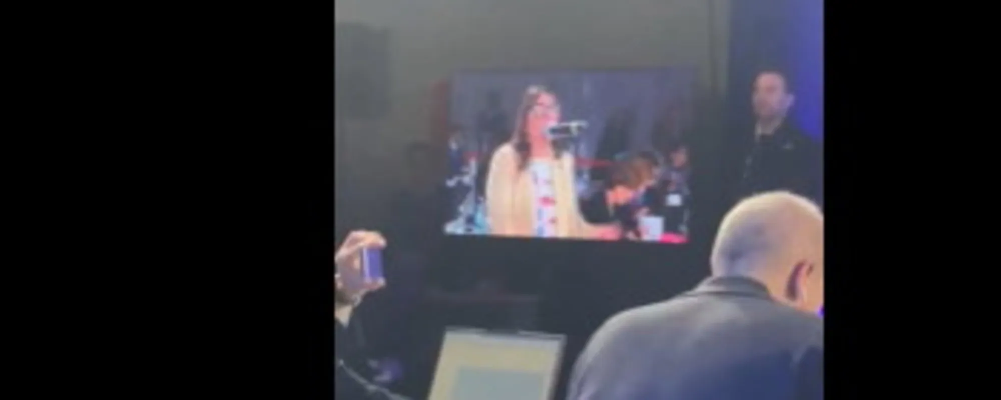 Leggi l'articolo: "Preferisce gli uomini". E Carlo Conti sbotta: esplode la "rissa" in conferenza stampa all'Ariston