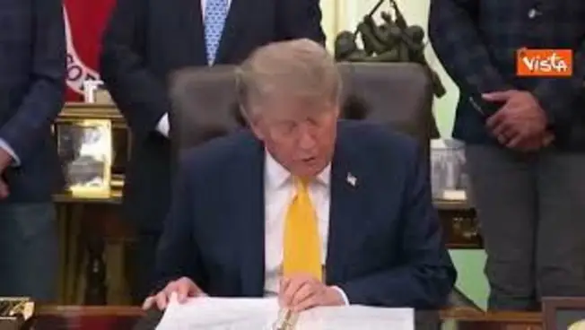 Leggi l'articolo: Trump cambia look, l'iconico ciuffo biondo diventa più scuro