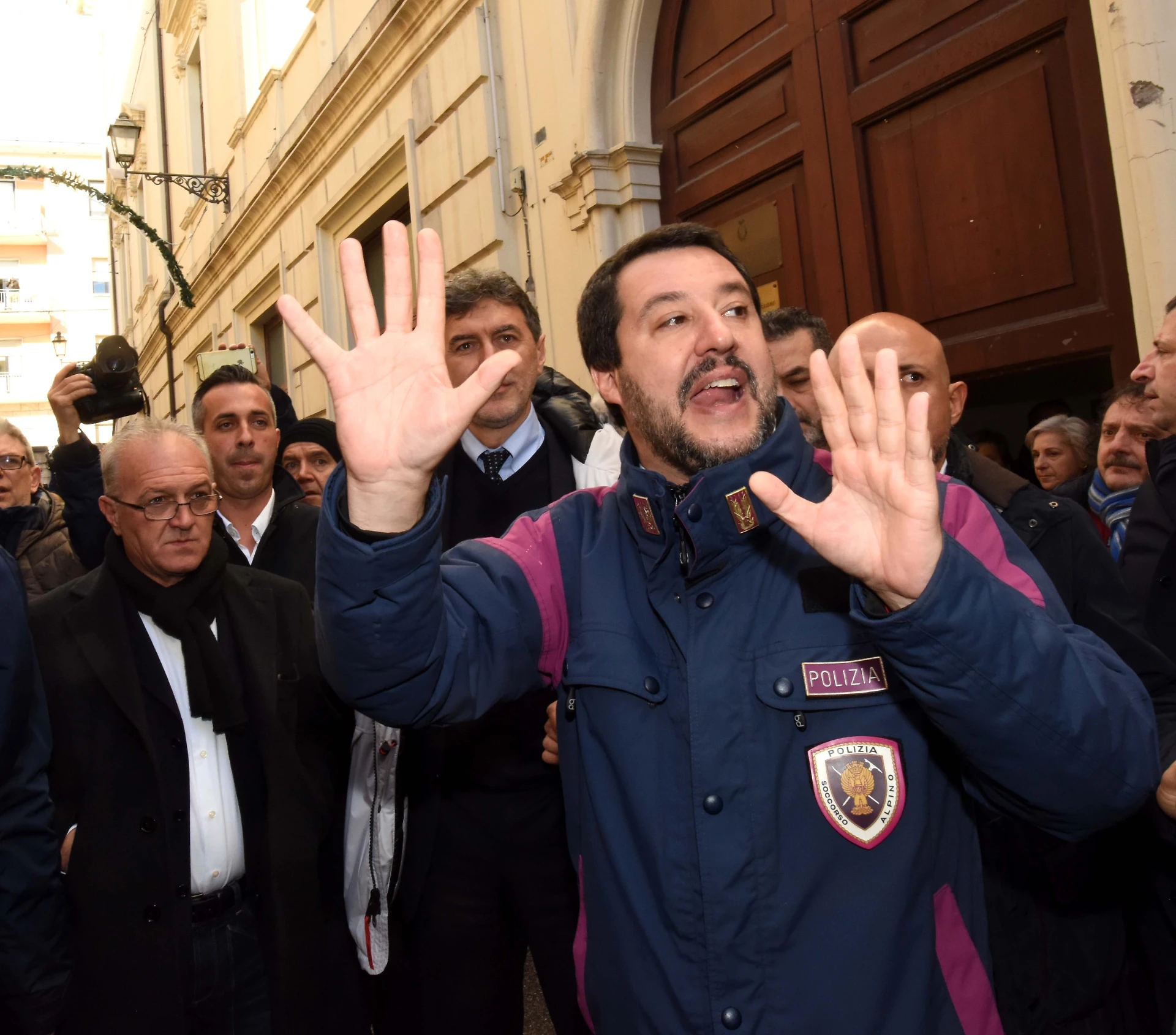 Matteo Salvini fa cacciare il vu' cumprà: "Tu qui non puoi starci"