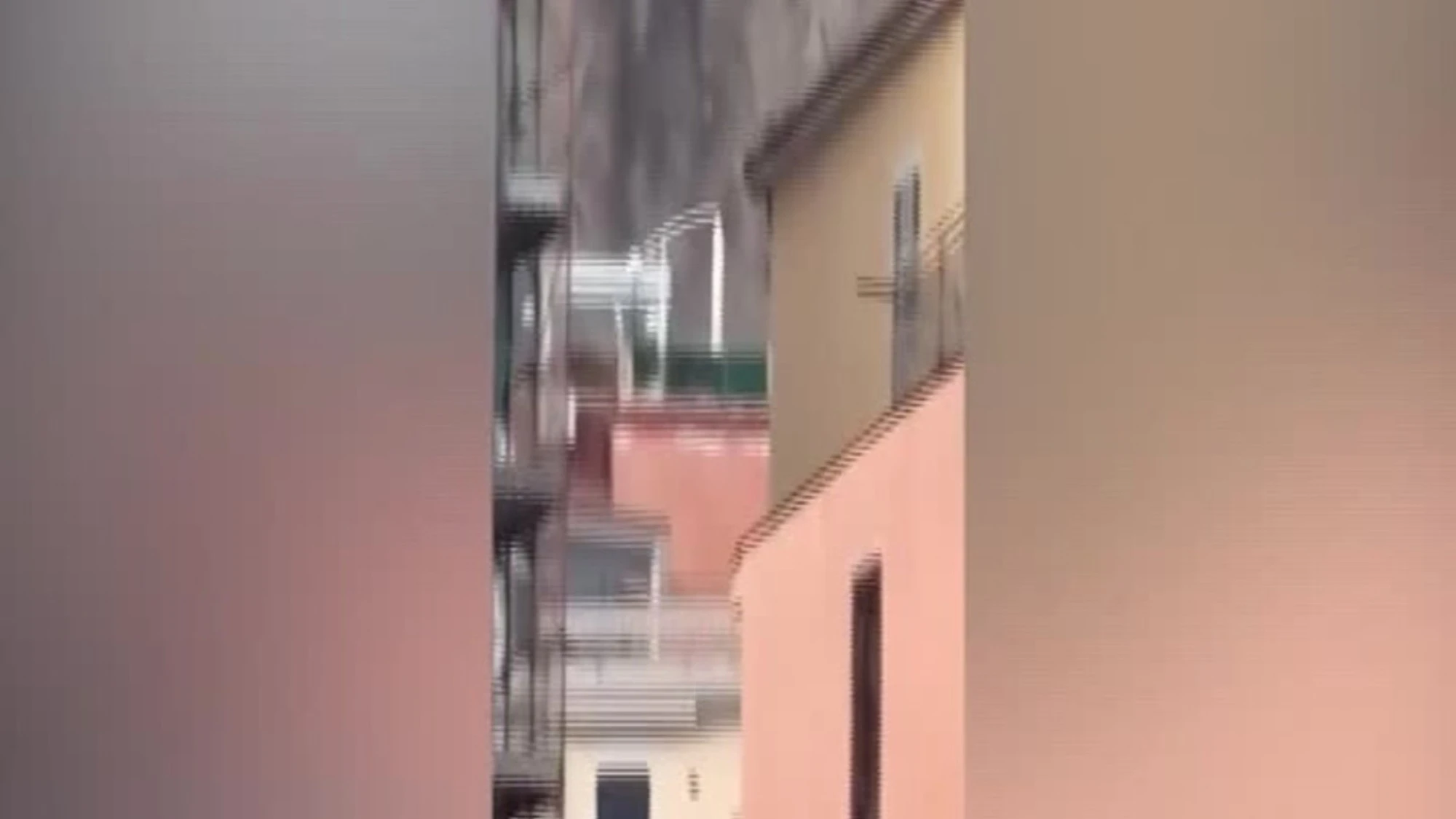 Terremoto, crolla un costone a Pozzuoli: il video del cedimento