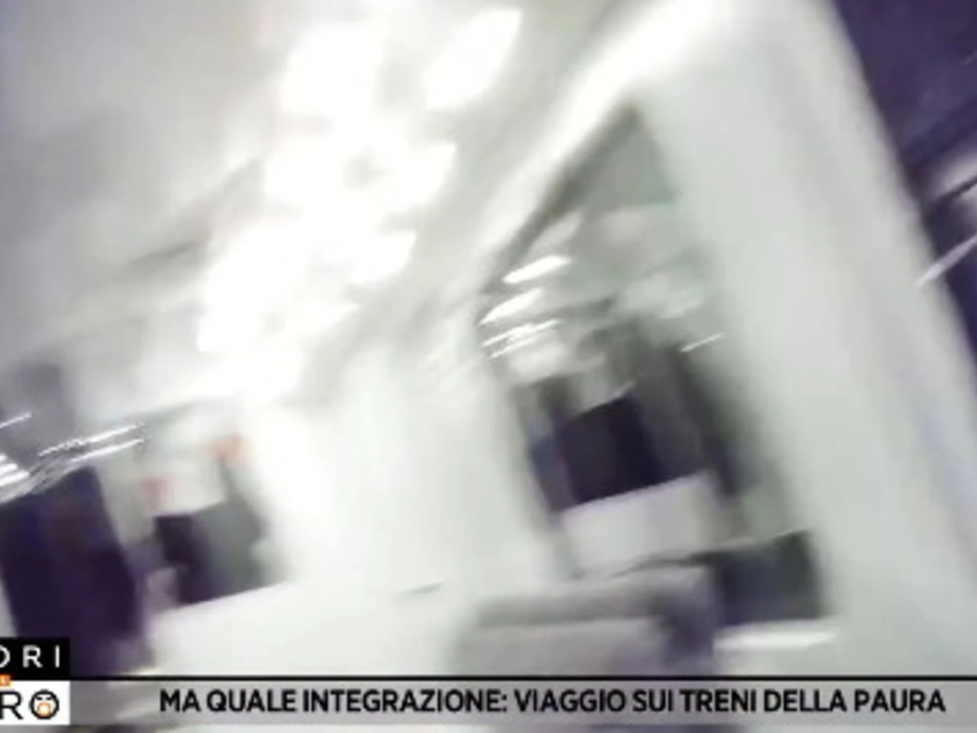 Fuori dal coro, due marocchini brutalizzano un cieco a calci e pugni sul tram