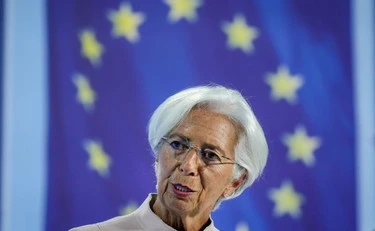 Financial Times razkril višino plače Christine Lagarde in jo primerjal s plačo predsednika Fed.