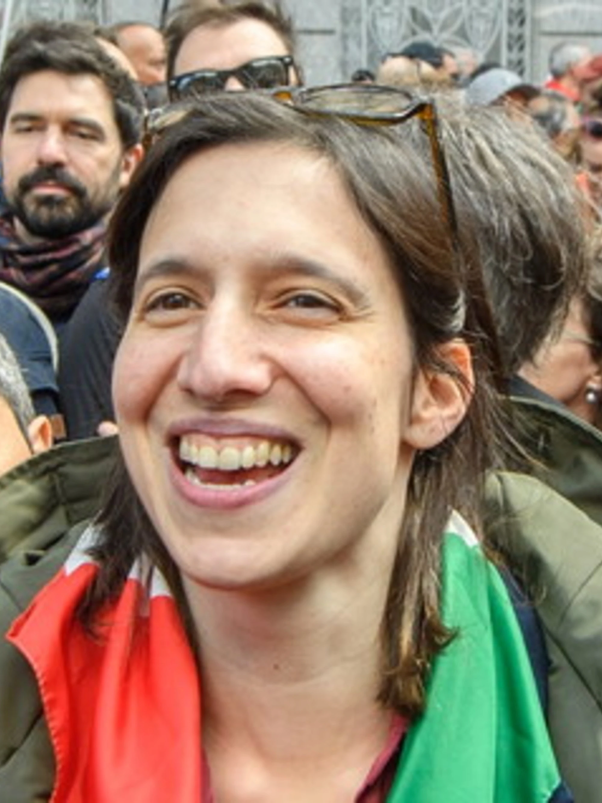 Elly Schlein irrisa dal suo popolo in piazza a Roma