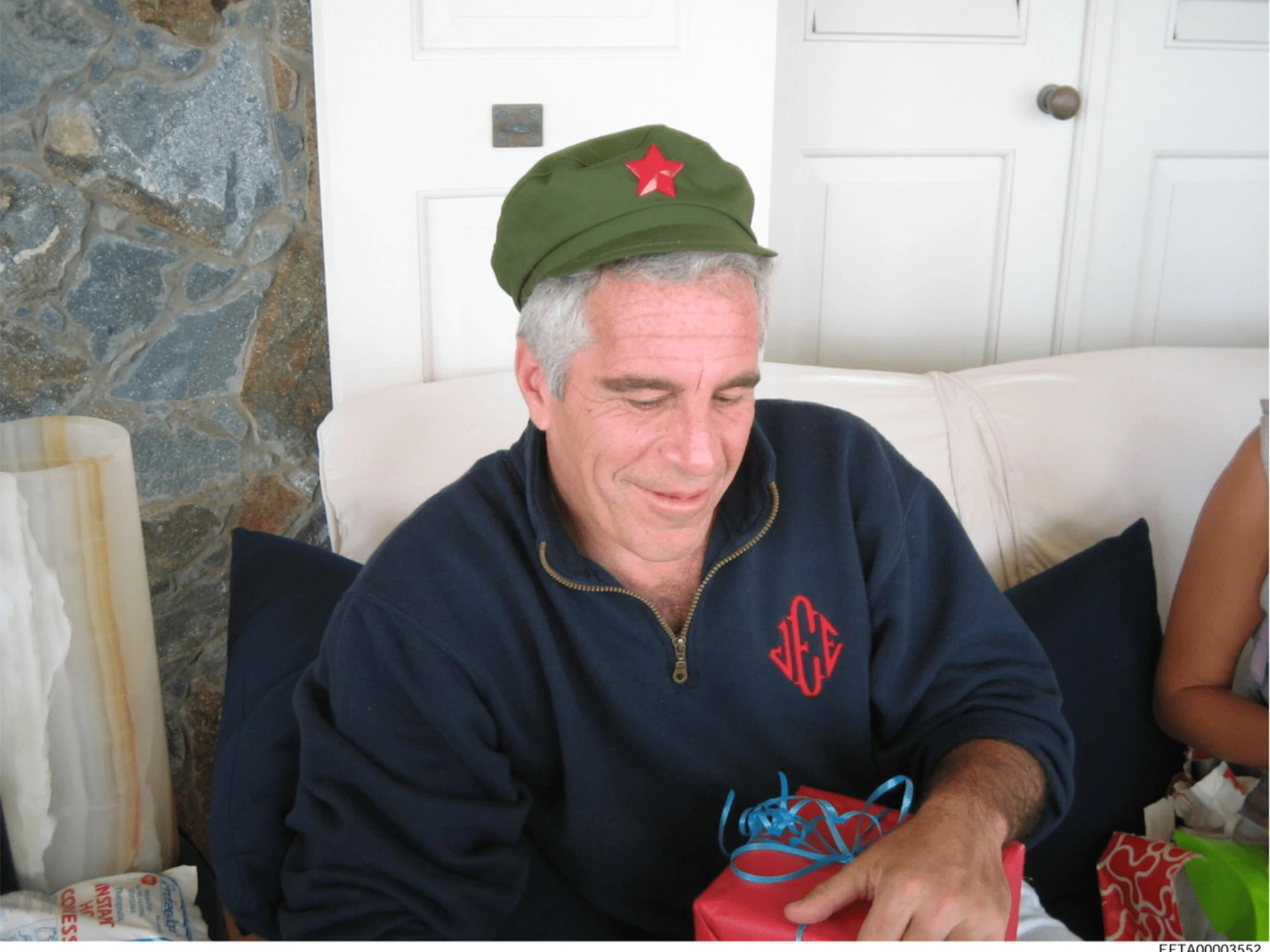 Jeffrey Epstein e il "manuale per schiava del sesso": orrore a Palm Beach