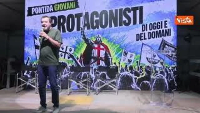 Parte coro 'Remigrazione! Remigrazione!' durante discorso di Salvini sul palco di Pontida Giovani