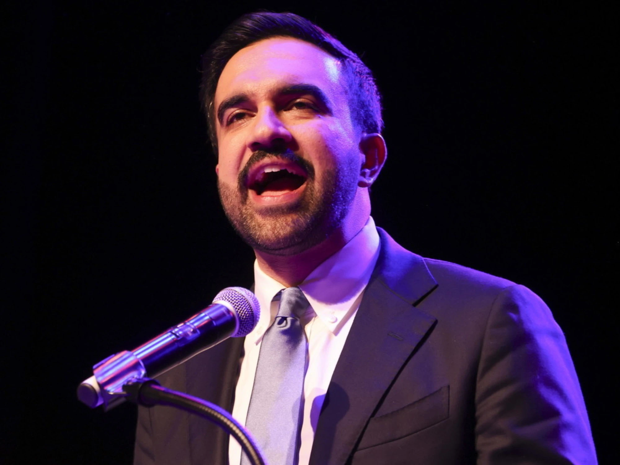 Pronti, via: Mamdani cancella due norme contro l’antisemitismo