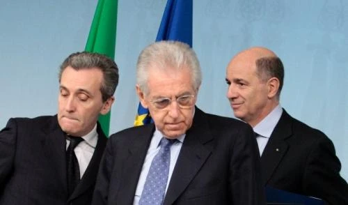 Il premier Mario Monti (al centro) con il viceministro dell&apos;Economia Vittorio Grilli e il ministro dello Sviluppo Corrado Passera
