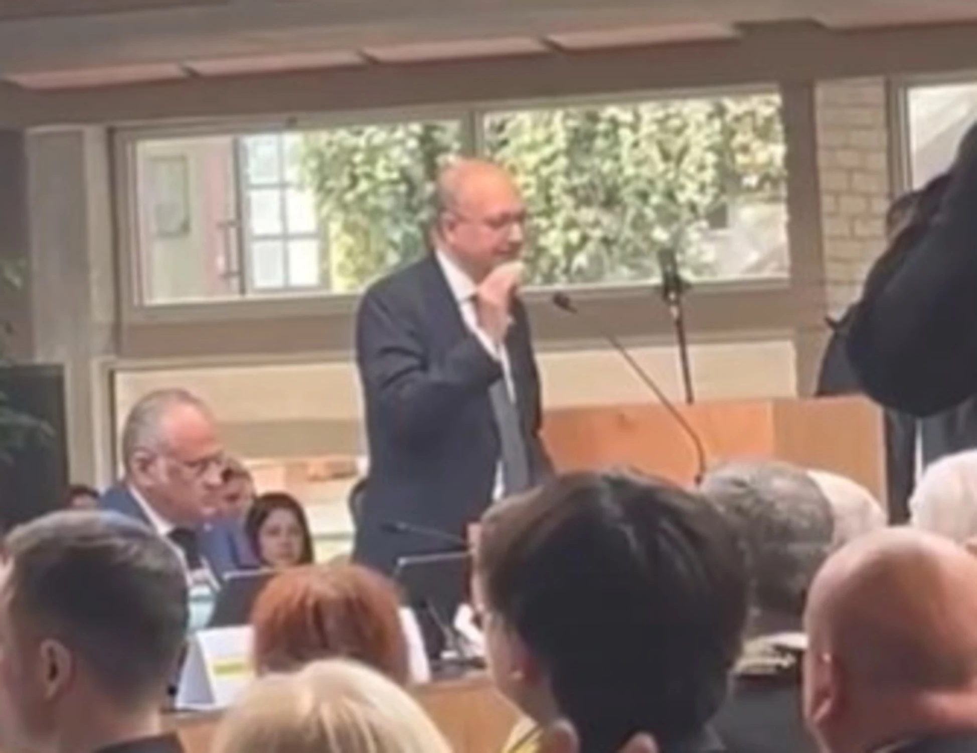 Valditara contestato a Fermo: "Bella ciao!", ma vengono cacciati dai presenti