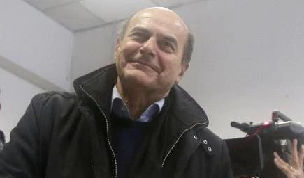 Beppe sfotte Bersani:indagati, imputati, condannatiEccolo qui il tuo "squadrone"